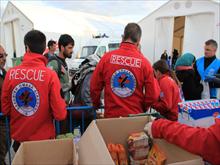Παράδοση ανθρωπιστικής βοήθειας από την Ελληνική Ομάδα Διάσωσης σε πρόσφυγες στην Ειδομένη